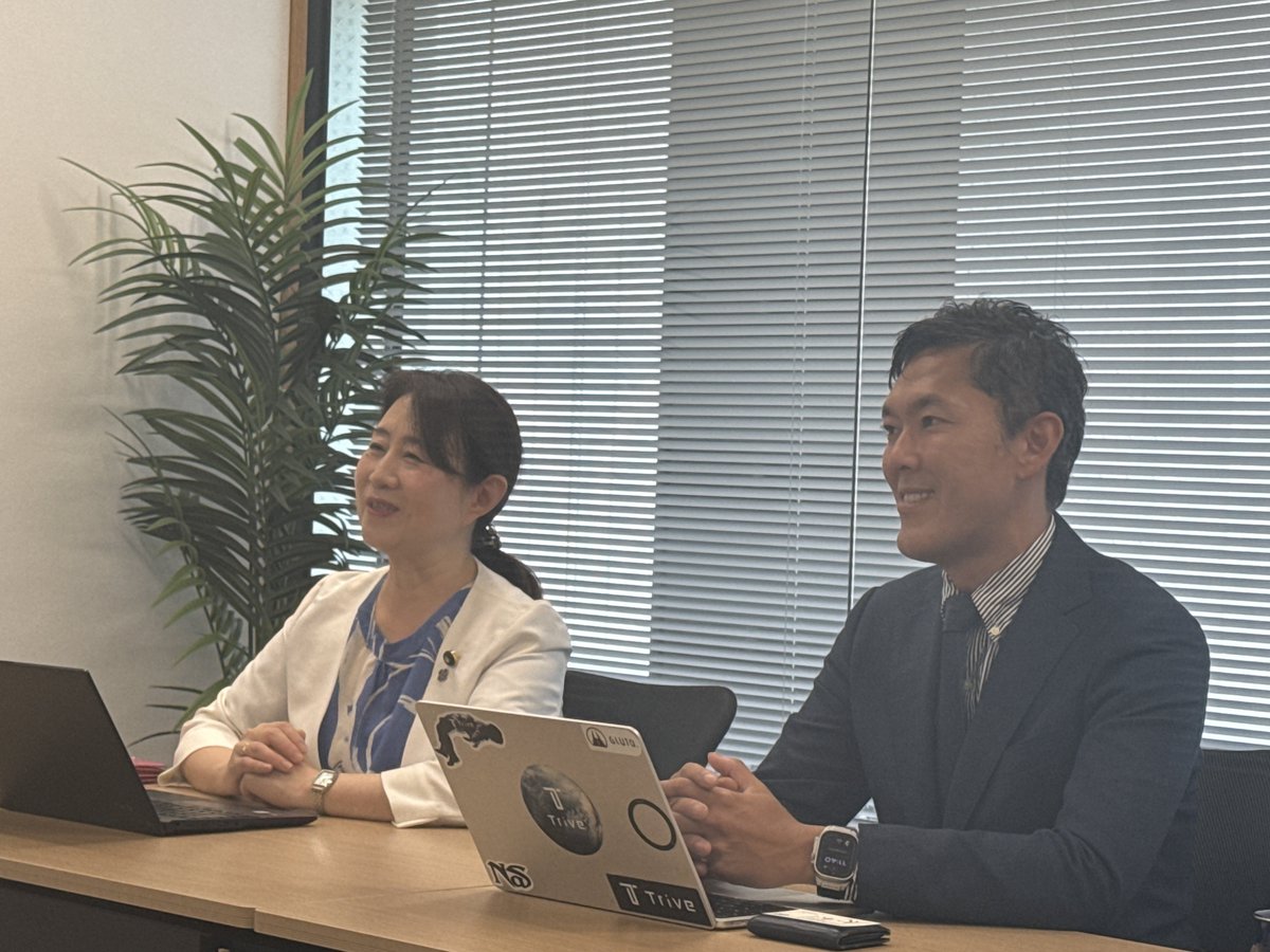 chaos_Insector's tweet photo. 笑いの絶えない、エネルギッシュなMTG😄

山本一太 群馬県知事とのセッション。
知事からいただいた熱いメッセージ

🎯 「女性活躍という言葉自体が、最終的に必要なくなる世界を目指そう！」
そのために大切なのは、
課題をうやむやにせず「因数分解」して整理すること
感情論ではなく「Fact base（事実とデータ）」で着実に進めること🎯

ありがとうございました！

＃官民連携DX女性活躍コンソーシアム ＃群馬県 ＃女性活躍 ＃DX