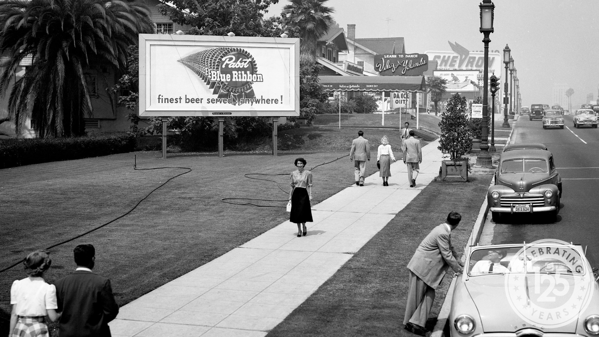 CCOutdoorNA's tweet photo. LA, 1950s 😎

Head back in time to see how advertisers used OOH nearly 80 years ago in the heart of the Golden State. #CCO125 https://t.co/zPpVIcigVg