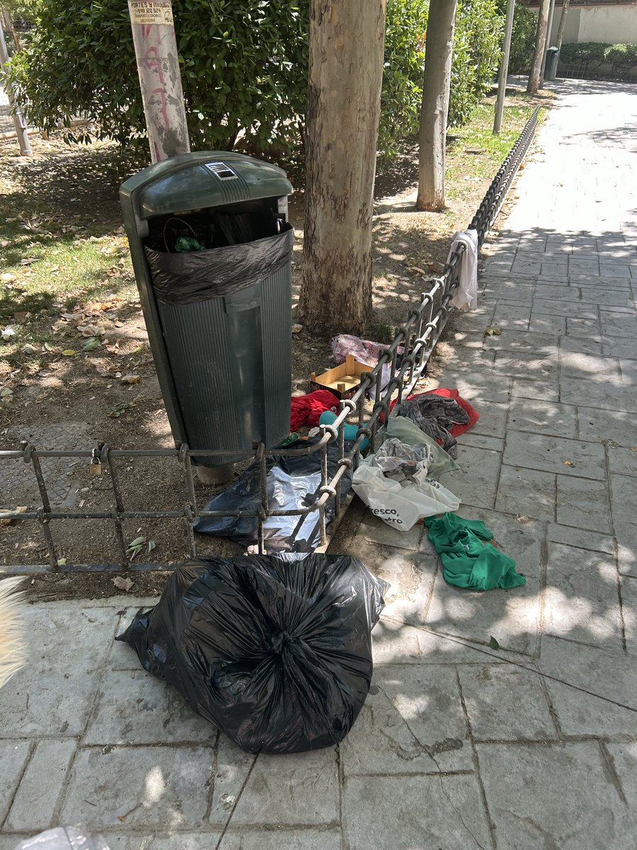 vecinosactivos's tweet photo. Palos de la Frontera(Madrid)
La basura se ACUMULA AUN MAS,
¿Cuándo se dignará alguien a limpiarlo?
ESTAMOS HARTOS 
@ComunidadMadrid @MADRID @AlmeidaPP_ @policiademadrid @JMDArganzuela @bcarabante https://t.co/HMKULomyWP