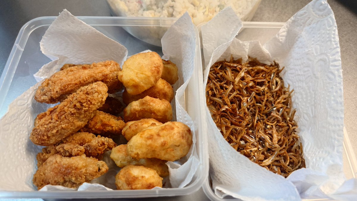 fzybear's tweet photo. Frid rice with fried anchovies
Fried chicken and nuggets https://t.co/GjPehWIANU