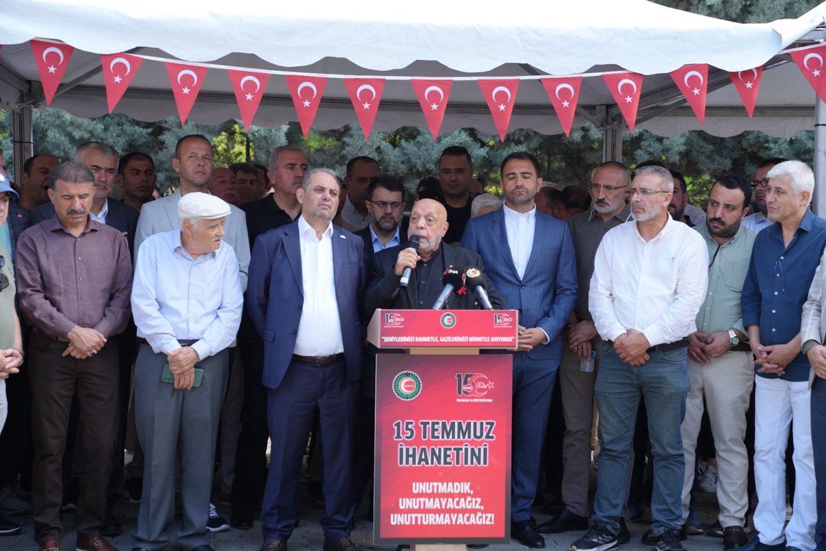 ozsagliksen's tweet photo. 15 TEMMUZ’UN 10. YILINDA ŞEHİTLERİMİZİ KABİRLERİ BAŞINDA DUALARLA ANDIK

Konfederasyonumuz HAK-İŞ tarafından 15 Temmuz Demokrasi ve Milli Birlik Günü’nün 10. yıl dönümünde düzenlenen anma programı kapsamında, milletimizin iradesi ve demokrasimiz uğruna canlarını feda eden aziz şehitlerimizi kabirleri başında dualarla andık.

⬇️
https://t.co/GPDLroo9om