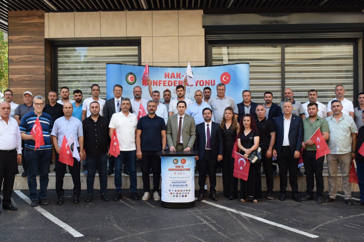hizmetisgantep's tweet photo. HAK-İŞ'TEN 81 İLDE EŞ ZAMANLI 15 TEMMUZ BASIN AÇIKLAMASI

15 Temmuz Demokrasi ve Milli Birlik Günü'nün 10. yıl dönümünde, HAK-İŞ Konfederasyonu tarafından hazırlanan basın bildirisi 81 ilde eş zamanlı olarak kamuoyuyla paylaşıldı.

HAK-İŞ Gaziantep İl Başkanlığı öncülüğünde gerçekleştirilen basın açıklamasında, 15 Temmuz'da milletimizin demokrasiye ve milli iradeye sahip çıkarak yazdığı destanın unutulmadığı vurgulandı. Aziz şehitlerimiz rahmetle, kahraman gazilerimiz ise minnetle anıldı.

HAK-İŞ olarak; "Unutmadık, Unutmayacağız, Unutturmayacağız."

@hitanriover @hakisgantep