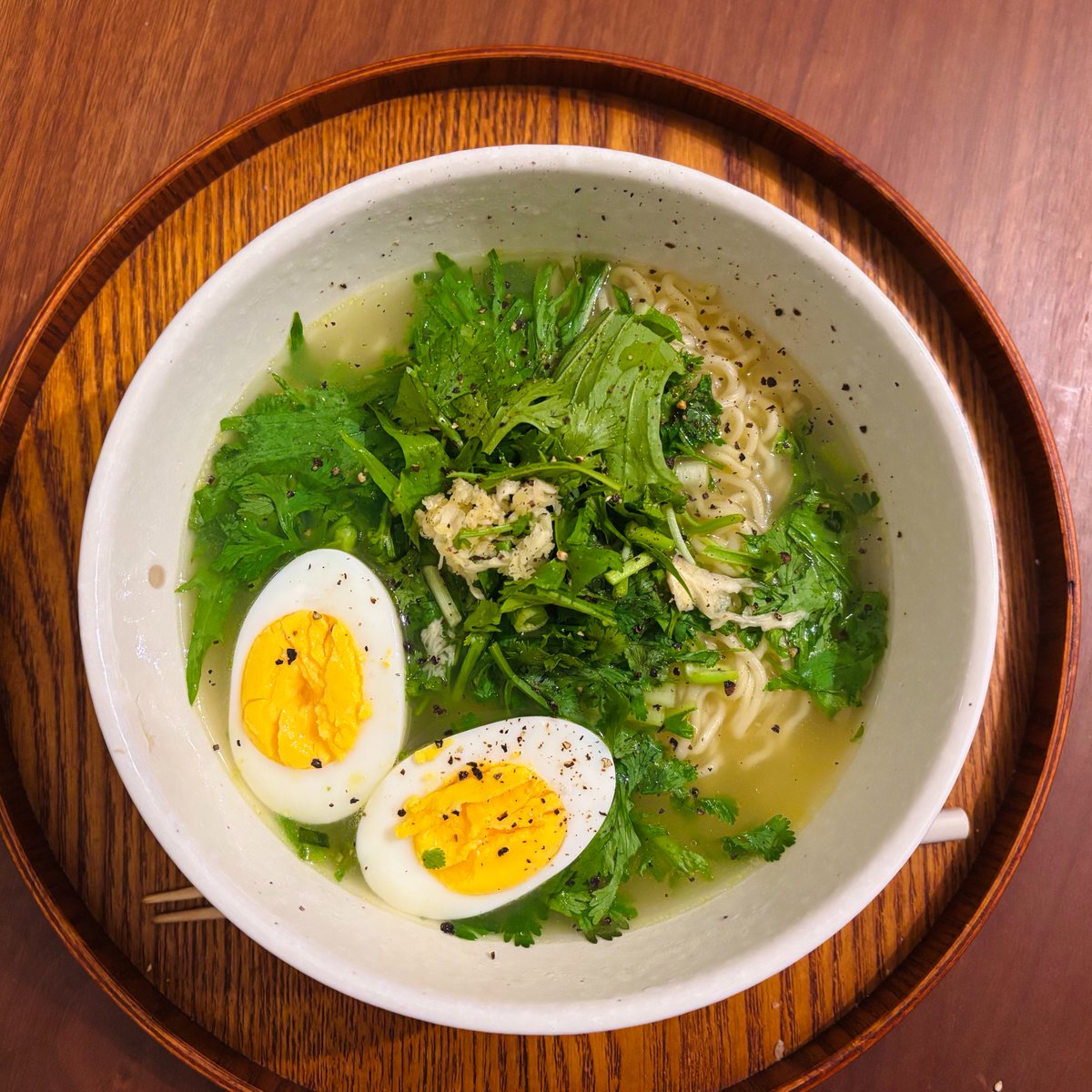 Seto_m0m0's tweet photo. さっぽろ一番塩ラーメン
パクチー
水菜
ニンニク(粗くおろし)
ナンプラー
レモン汁
黒胡椒

美味しーーー😭✨✨✨
パクチーとニンニク、レモン汁の酸味が夏に最高✨✨✨ https://t.co/nfRL1ovvr5