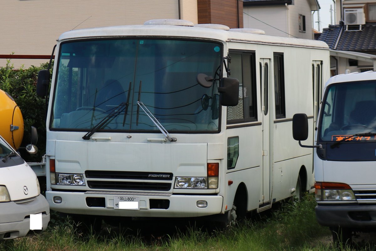 series9300's tweet photo. ふそうファイターの特装車。
屋上に三つもベンチレーターが並んでいるのが圧巻ですが、医療関係の車でしょうか。
2020年 https://t.co/Ci5y7vgyQO