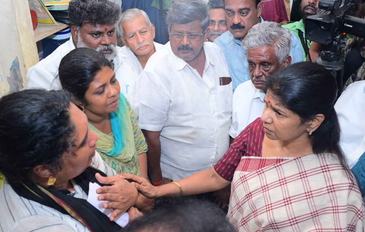 KanimozhiDMK's tweet photo. நாகர்கோவில் கிளை சிறையில் காவல்துறையினரின் வன்முறையால் உயிரிழந்த மாற்றுத்திறனாளி இளைஞர் சபரிவர்மன் அவர்களின் குடும்பத்தினரைச் சந்தித்து ஆறுதல் கூறினேன்.

இந்த காவல் மரணம் நிகழ்ந்து மூன்று நாட்கள் கடந்த பின்னும், முதலமைச்சர் அவர்களிடமிருந்து எந்தவொரு விளக்கமோ அறிக்கையோ இன்னும் வரவில்லை. எந்தவொரு அமைச்சரும் பாதிக்கப்பட்டவர்களை நேரில் சென்று பார்க்கவில்லை. பாதிக்கப்பட்டிருக்கும் அக்குடும்பத்திற்கு நிவாரணம் வழங்கக் கூட இந்த அரசு முன்வரவில்லை. மொத்தத்தில், எப்போதும் போல இப்பிரச்சனையிலும் பொறுப்பேற்காமல் வேடிக்கை மட்டும் பார்த்துக் கொண்டிருக்கிறது தவெக அரசு.