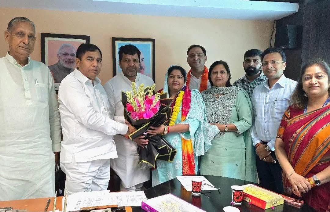 visshnumittal's tweet photo. दिल्ली नगर निगम के 12 जोनों में हुए चेयरमैन, डिप्टी चेयरमैन एवं स्टैंडिंग कमेटी चुनावों में भारतीय जनता पार्टी ने शानदार प्रदर्शन करते हुए 12 में से 10 जोनों में विजय प्राप्त कर एक बार फिर जनविश्वास की मुहर हासिल की। वहीं आम आदमी पार्टी केवल 2 जोनों तक सिमटकर रह गई।

इस ऐतिहासिक सफलता पर भारतीय जनता पार्टी के सभी नवनिर्वाचित चेयरमैन, डिप्टी चेयरमैन एवं स्टैंडिंग कमेटी के सदस्यों को हार्दिक बधाई एवं शुभकामनाएँ।

माननीय मुख्यमंत्री श्रीमती रेखा गुप्ता जी के नेतृत्व में दिल्ली नगर निगम आर्थिक रूप से सशक्त बन रहा है। 

प्रदेश अध्यक्ष श्री @hdmalhotra जी इस सफलता के लिए हार्दिक शुभकामनाएँ