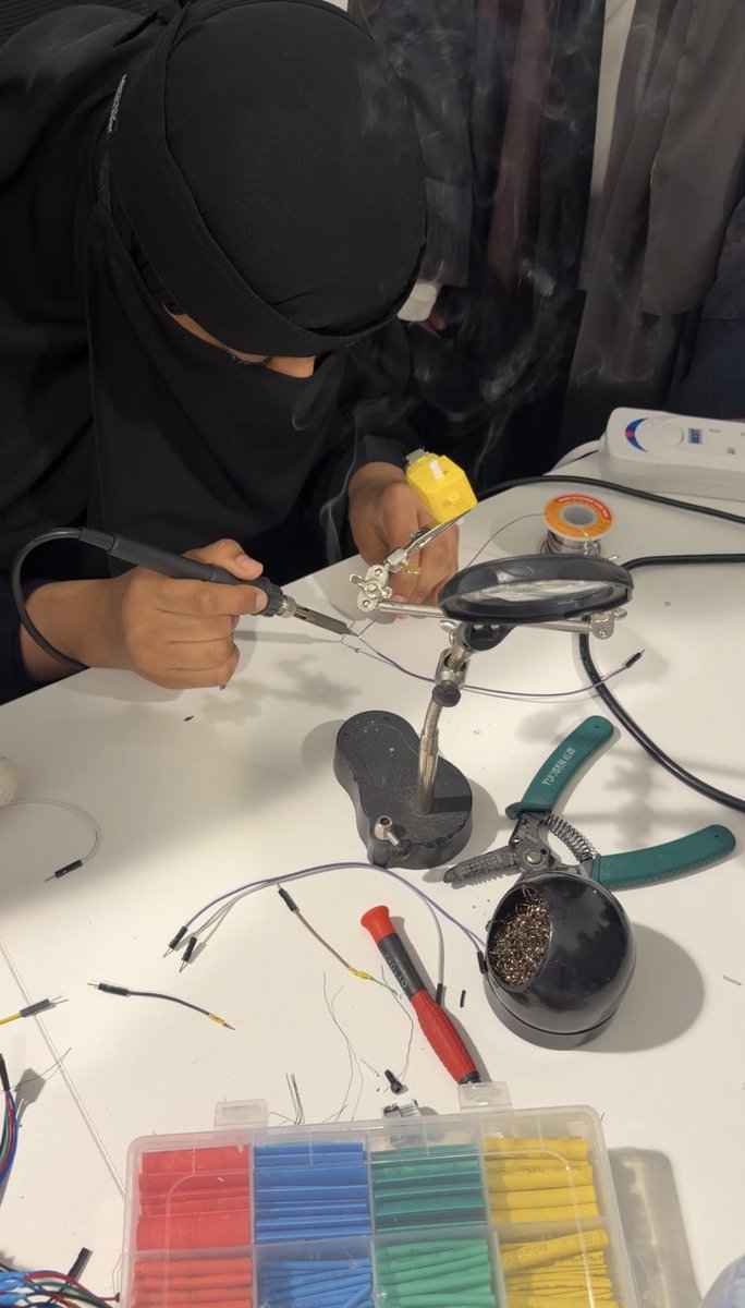 Eng_JoudF's tweet photo. اليوم بالاسبوع الثالث من تدريبي في الأساليب الذكية @smart_methods تعلمت كيف اسوي سير��و ومع استخدامPotentiometer وايضا اشتغلت على DC Motor باستخدام Motor Driver😍! كانت تجربة جدا جدا رائعه
وايضا لحمت الاسلاك لتجهيز التوصيلات 🤯 
استمعت واكتسب مهارات عملية ثرية جدا بالمعلومات 😍 https://t.co/n8RmrXGV6R