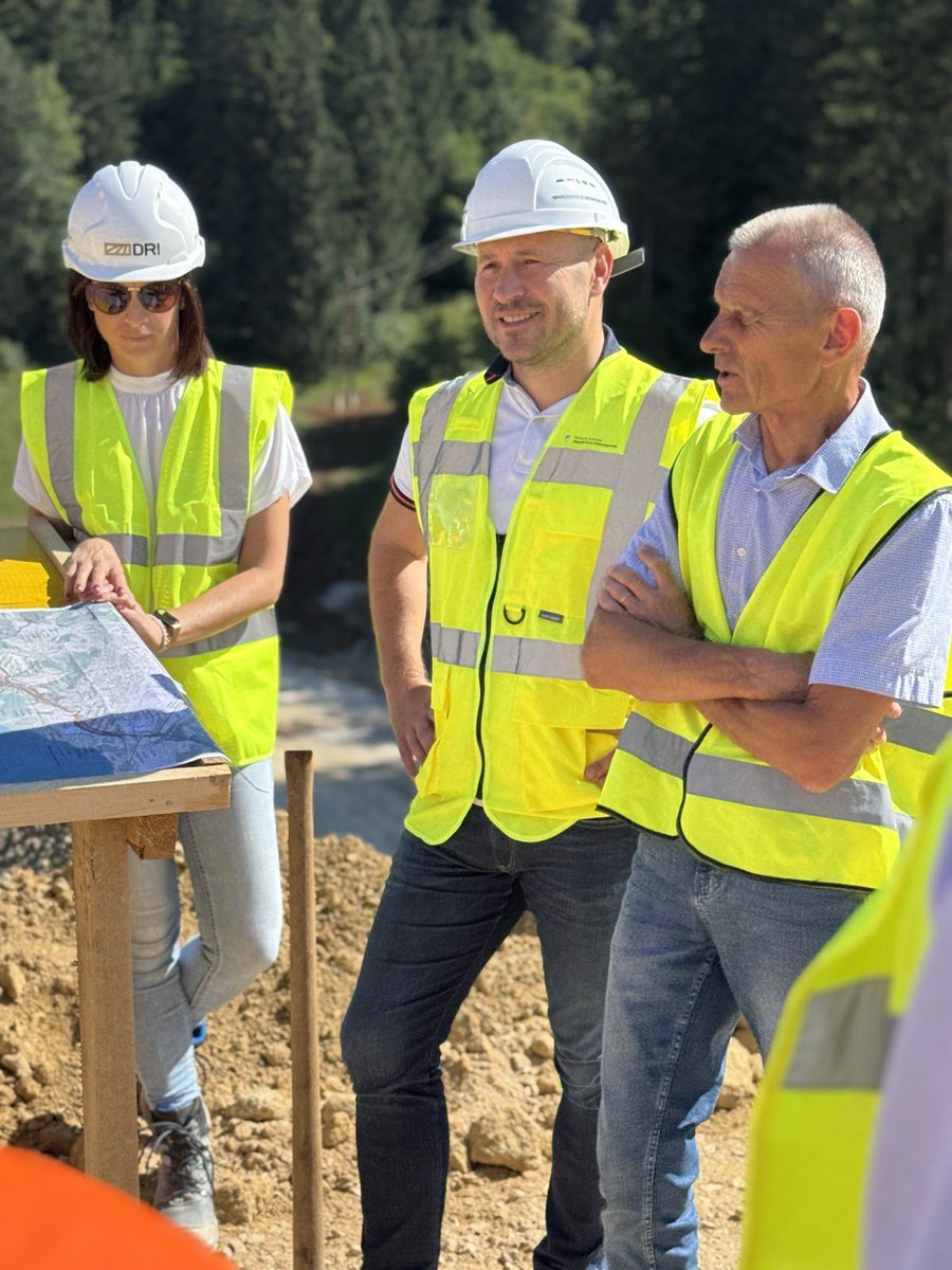 JernejVrtovec's tweet photo. Po skoraj 6 letih sem se vrnil na mesto, kjer se je vse začelo. 

15. oktobra 2020 sem v Gaberkah zasadil prvo lopato za 3. razvojno os in dejal: "Gradnje tretje razvojne osi ne more nič več ustaviti." Danes to ponavljam in dodajam - 3. razvojna os bo ključni cestni projekt infrastrukturnega ministrstva @mzie_rs v mandatu 2026-2030.