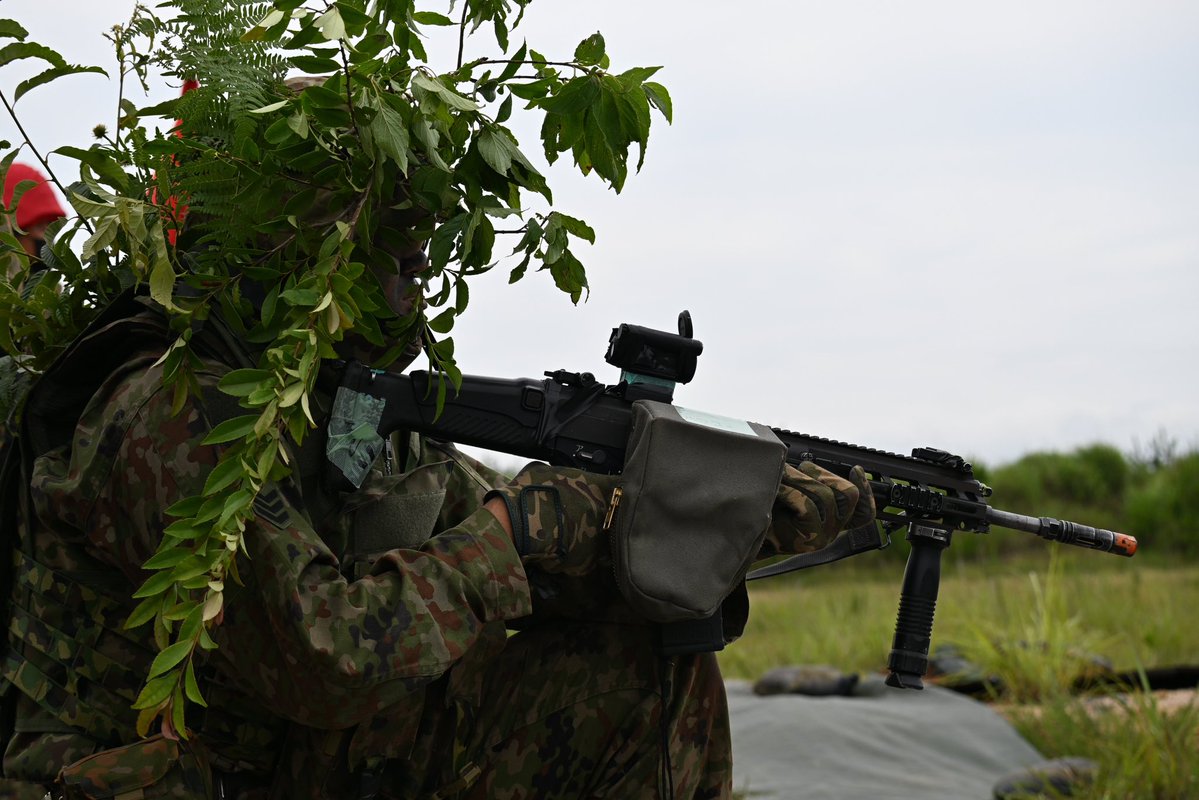 duke_nara's tweet photo. 最近のミリオタそわそわ案件

COMP M5の位置 https://t.co/3t10qr2TrJ