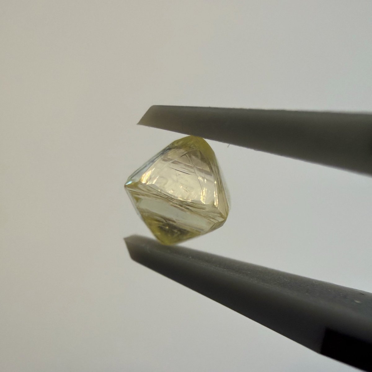 Jas8mine8's tweet photo. ▼▲トライゴンもりもり▲▼ダイヤモンド原石を見て心を落ち着ける…1ct upだし石自体のクラリティも高そうでお気に入り💎 https://t.co/CwqwmQlNWw