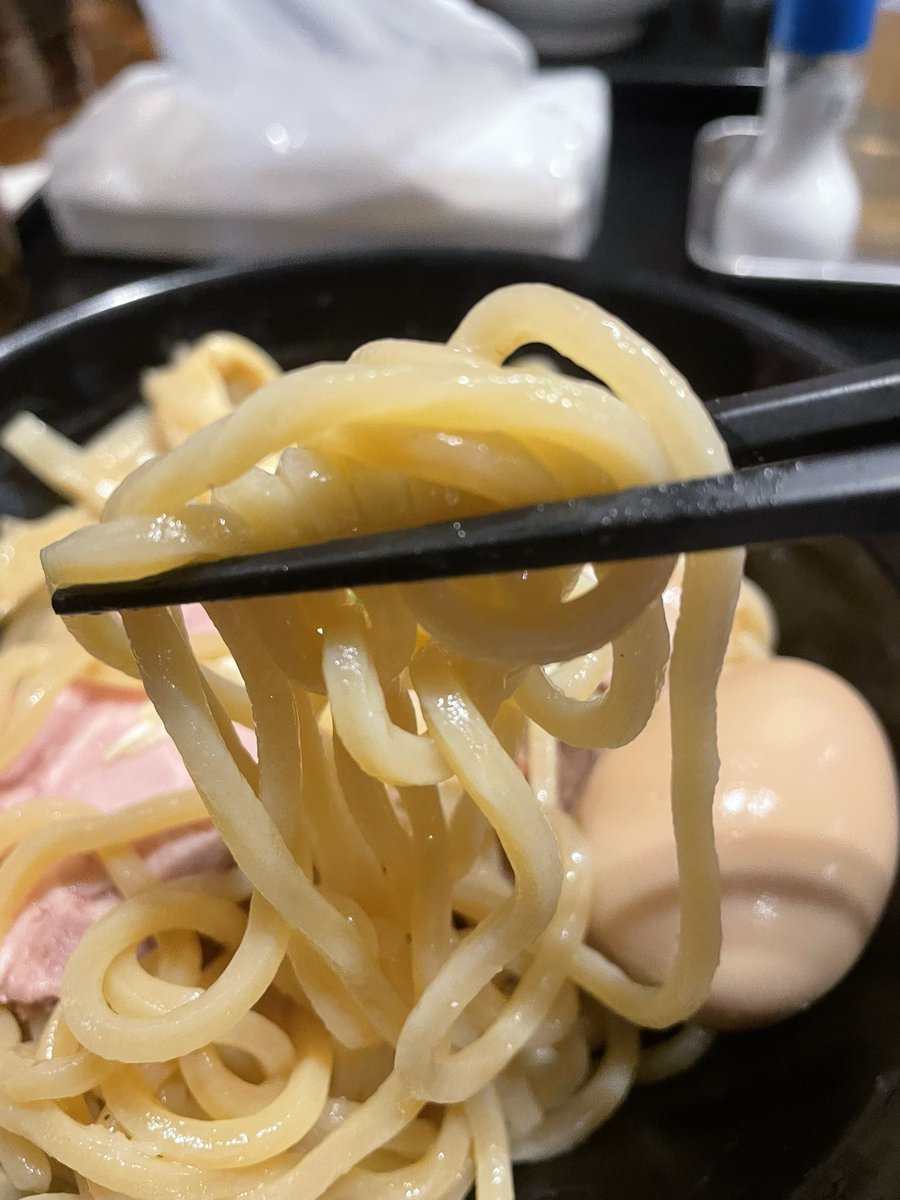 citrus_hirohiro's tweet photo. 昨日は遠方の方に住んでいる知人と都内の錦糸町で会いながら2人でお昼に、八街ラーメン祭でもお世話になっていた麺屋 中川會さんに食べに行って来ました！

2人で注文したのは濃厚魚介つけ麺を頂きました！

麺は太麺でスープは魚介類を分断に使用したほんのりした甘さの醤油に刻んだ柚子のほんのり香るスープでめちゃくちゃ美味しかったです！😋✨

ご馳走様でした！🙏✨

それに中川會の女将さんにも久々にお会い出来て良かったです(^-^)

相変わらずパワフルな女将さんですごく面白い人 笑

また食べに行きたくなっちゃいます🥳

#東京 #錦糸町 #ラーメン #つけ麺 #麺屋中川會 #中川會