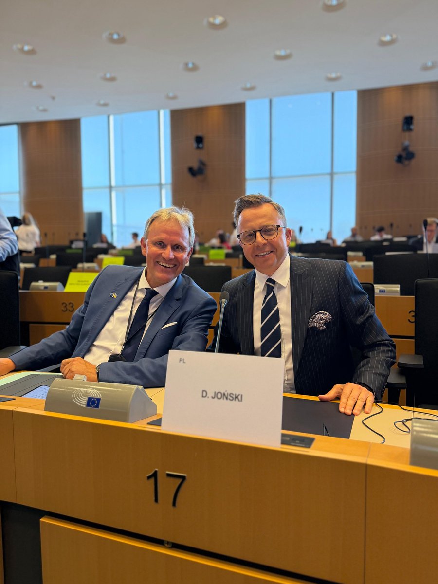 Dariusz_Jonski's tweet photo. 🇪🇺🚆 Trwa na komisji TRANSPORTU w PE wysłuchanie priorytetów irlandzkiej prezydencji w UE.

Dla mnie dwa kluczowe tematy:

✅ zakończenie negocjacji w sprawie #MilitaryMobility i budowę europejskiego „Military Schengen”.

�� rozpoczęcie prac nad Single Digital Booking and Ticketing, aby pasażerowie mogli kupić jeden bilet na podróż po Europie,
 ✅ konkurencyjność europejskiego transportu i przemysłu, 
Europa potrzebuje bezpiecznej, nowoczesnej i odpornej infrastruktury transportowej. 🇵🇱🇪🇺