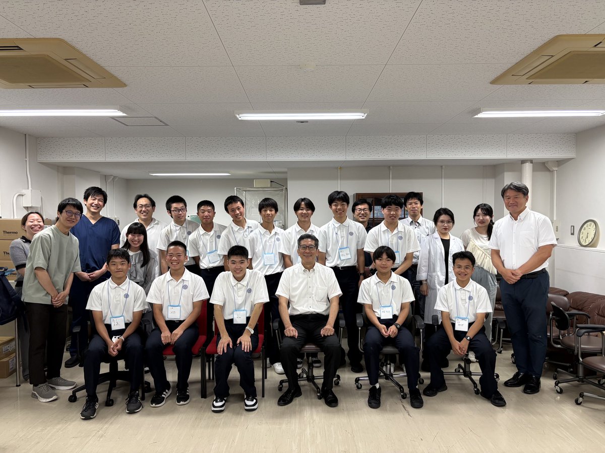 rokko_info's tweet photo. くま先輩「先日は、神戸大学医学部見学会が行われました！

高校生12名が参加、神大医学部の先生方からお話頂き、研究室のみなさんと交流、施設も見学させて頂きました！

医療の現場で働く先輩もたくさんいる六甲、続け、現役生！

神大の皆さん、ありがとうございました！｣

 #六甲学院 #中学受験 https://t.co/vYFVAuD2GM
