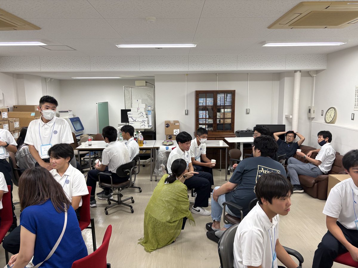 rokko_info's tweet photo. くま先輩「先日は、神戸大学医学部見学会が行われました！

高校生12名が参加、神大医学部の先生方からお話頂き、研究室のみなさんと交流、施設も見学させて頂きました！

医療の現場で働く先輩もたくさんいる六甲、続け、現役生！

神大の皆さん、ありがとうございました！｣

 #六甲学院 #中学受験 https://t.co/vYFVAuD2GM
