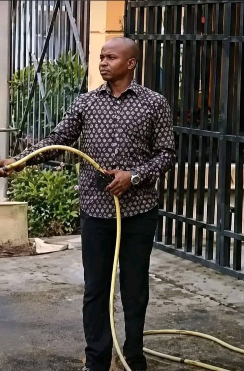 akeka_isaac's tweet photo. Ce type que vous voyez a aspergé de l'eau aux Médecins de la RDC qui réclament leurs primes de risque devant l’hôtel du Gouvernement. 

Ba Médecin balobi abela T.
Bana monde entier.
Sa photo doit être affichée dans tous les hôpitaux du pays. https://t.co/4yEQ1gOgCw