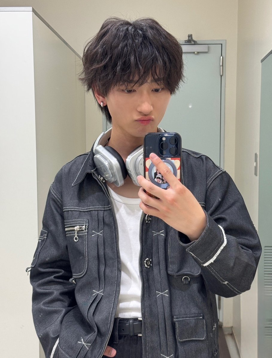 327227_'s tweet photo. 前髪、フェイスライン、アクセ、手の甲、ポッケイン、ヘッドフォン、と、だいすきが揃いまくって、さ、ほんまに、、、
くるしい、、、、、
だいすきだよ、としあき😭😭😭😭😭😭😭 https://t.co/z9fOF4tCDq