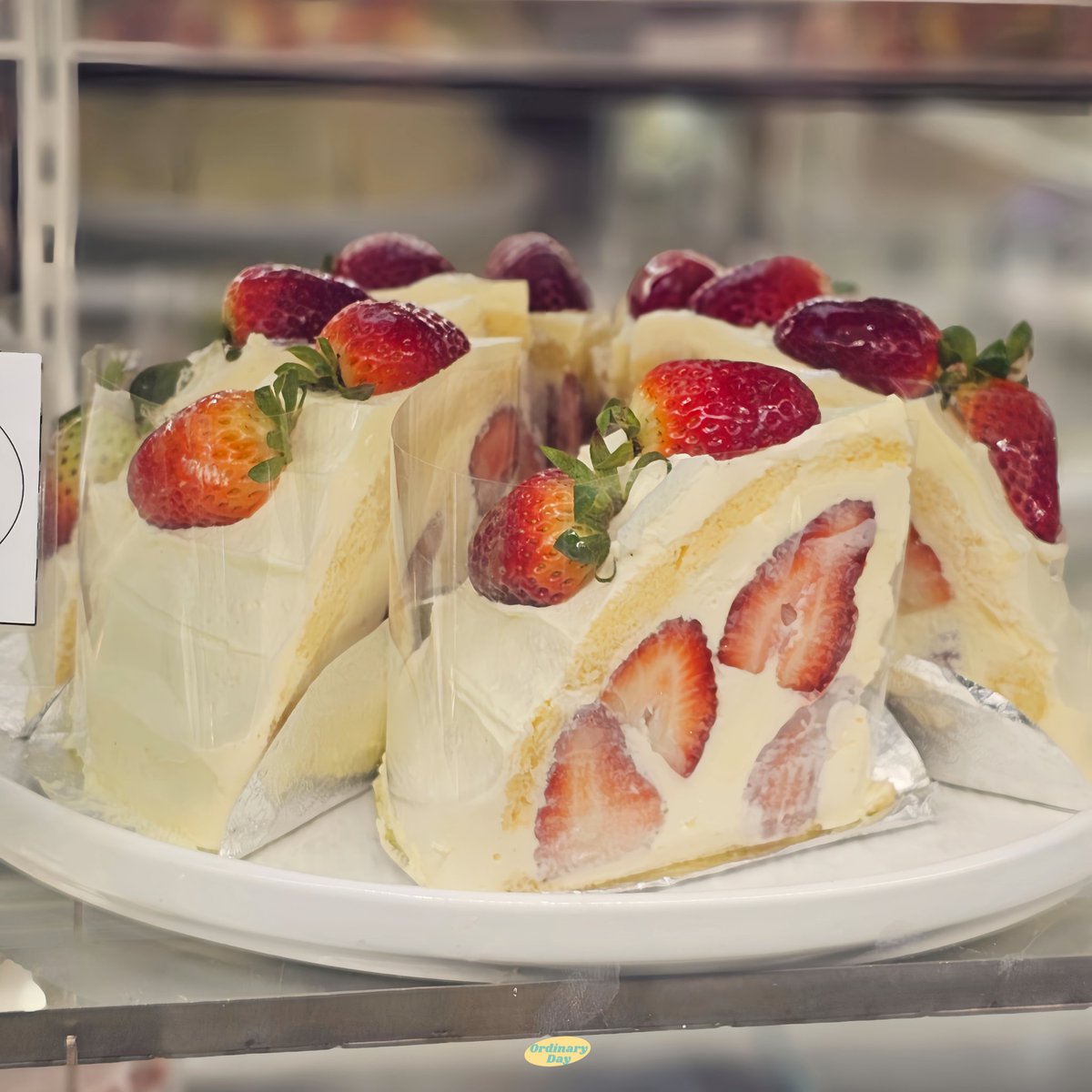 Cafe_LittleGirl's tweet photo. เค้กอร่อย จนอยากลองโดนัทบ้างเลย 🥺🤲🍰🍓✨️ https://t.co/mViZ1vAKaV