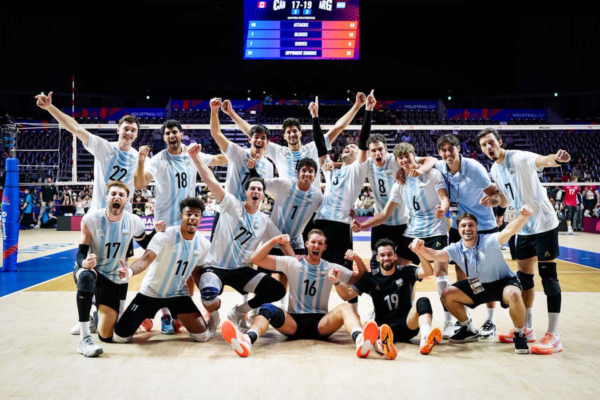 GaboRosen's tweet photo. 🇦🇷🌟En Japón, la Selección Argentina venció a Canadá 3-2 (19-17 el 5° set) y remontó un 0-2 POR PRIMERA VEZ EN LA HISTORIA DE LA VNL 🔥 

👍 En principio, ya salió de la zona de peligro de descenso 📉

⬆️ Y subió 2 puestos en el ranking 📈

🧵 Mini hilo 👇 https://t.co/WfoOe0fhtX