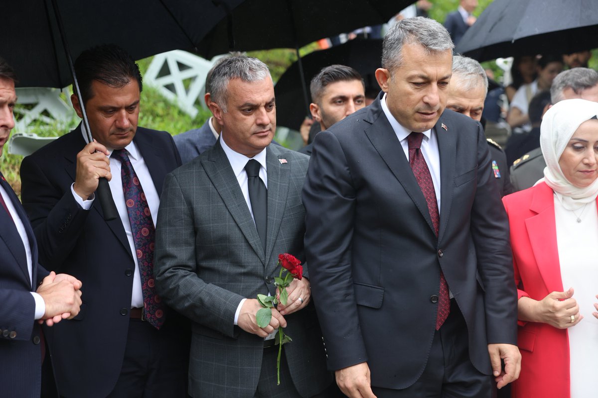 Yomrabelediye's tweet photo. FETÖ’nün 15 Temmuz hain darbe girişimi sırasında Ankara’da şehit olan Sedat Kaplan’ın kabri ile şehit Ziya İlhan Dağtaş’ın ailesi ziyaret edildi. Ayrıca, 1993 yılında Mardin Dargeçit’te şehit düşen J.Kom.Onb. Resul Adanur da kabri başında dualarla anıldı.

Anma programına şehit ailelerimizin yanı sıra Trabzon Valimiz Sayın Tahir Şahin, beraberindeki protokol üyeleri ve vatandaşlarımız da katıldı.

Bu vesileyle aziz şehitlerimize Allah’tan rahmet, kahraman gazilerimize sağlıklı ve uzun ömürler diliyoruz.