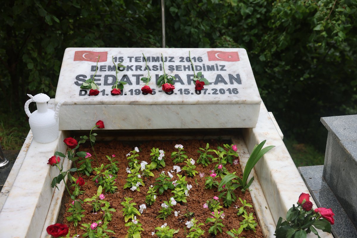 Yomrabelediye's tweet photo. FETÖ’nün 15 Temmuz hain darbe girişimi sırasında Ankara’da şehit olan Sedat Kaplan’ın kabri ile şehit Ziya İlhan Dağtaş’ın ailesi ziyaret edildi. Ayrıca, 1993 yılında Mardin Dargeçit’te şehit düşen J.Kom.Onb. Resul Adanur da kabri başında dualarla anıldı.

Anma programına şehit ailelerimizin yanı sıra Trabzon Valimiz Sayın Tahir Şahin, beraberindeki protokol üyeleri ve vatandaşlarımız da katıldı.

Bu vesileyle aziz şehitlerimize Allah’tan rahmet, kahraman gazilerimize sağlıklı ve uzun ömürler diliyoruz.