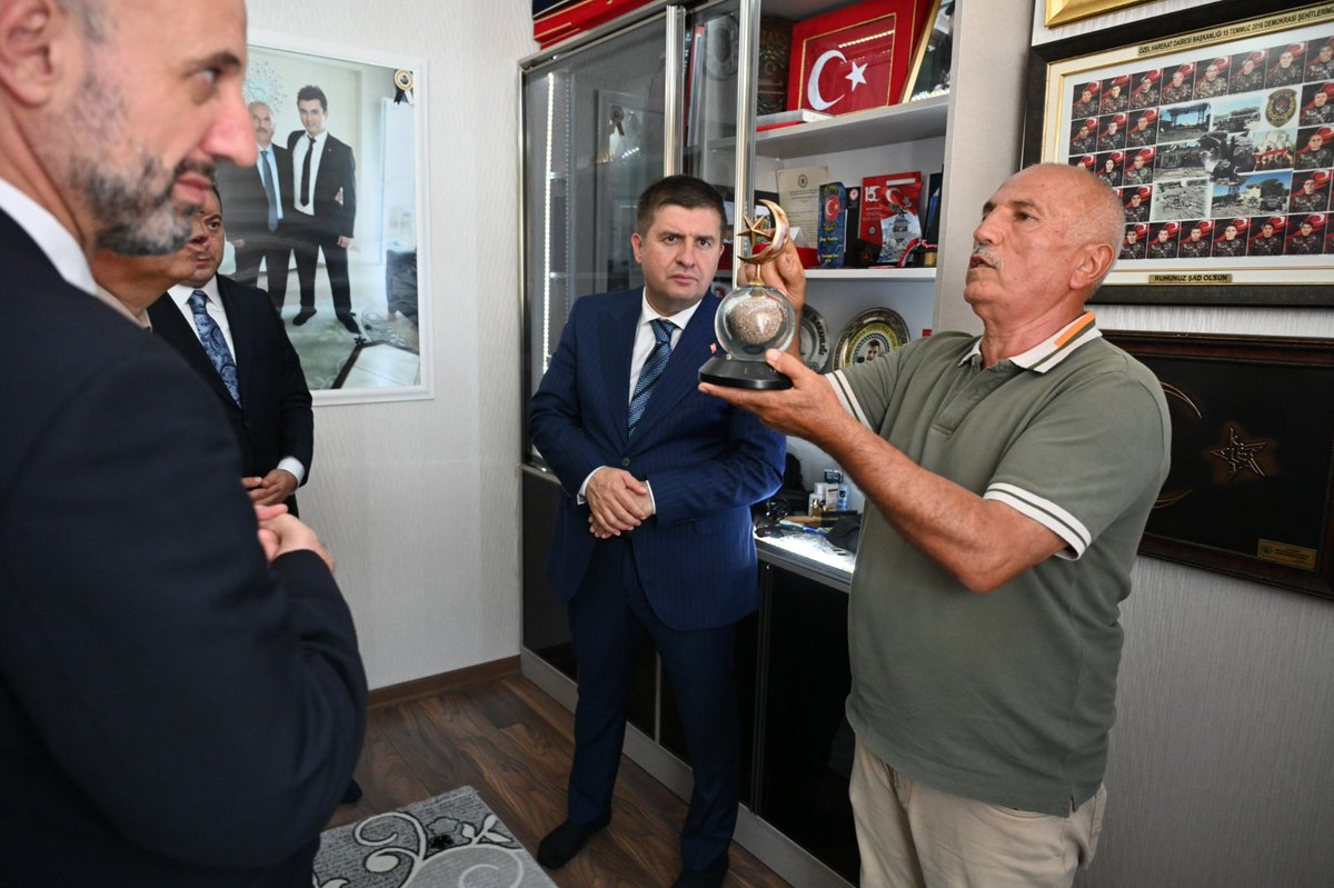 TC_kkalevalilik's tweet photo. 15 Temmuz Şehidimiz Hakan Yorulmaz'ın kıymetli ailesini, 15 Temmuz Gazimiz İbrahim Yılmaz'ı ve kıymetli ailesini ziyaret ettik.

O gecenin gururunu, vatan sevgisini ve millî iradeye sahip çıkmanın onurunu anlatan hatıraları birlikte dinledik.

Tüm şehitlerimizin kutsal emanetleri ve kahraman gazilerimiz, her zaman başımızın tacıdır... 🤲🇹🇷

#15Temmuz #DemokrasiVeMillîBirlikGünü #İradeBizimZaferBizim