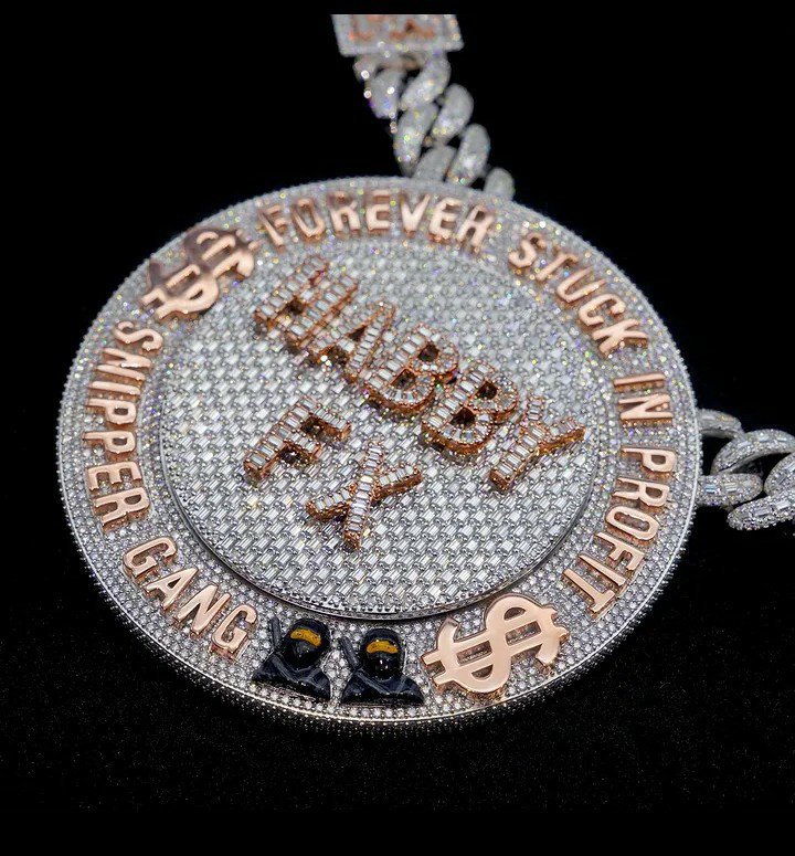 Private_Oniso's tweet photo. @ahmedxm01 gifted @Habbyforex_ a customized diamond ice chain worth $2m as peace offering to let bygones be bygones.. 

See motion o. https://t.co/w9ntzpgj5G