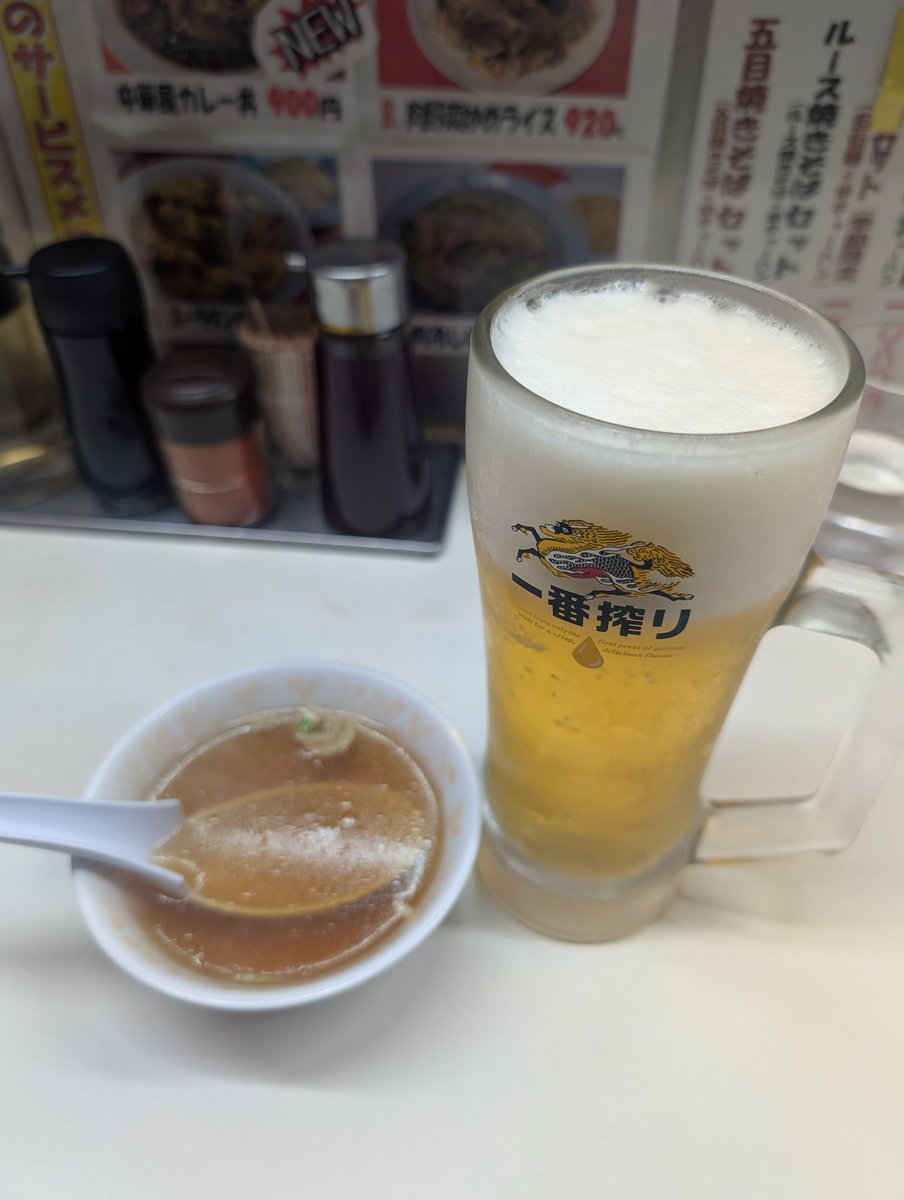 michia5eb's tweet photo. 先週渋谷で弟と一緒に食べた兆楽のルースーチャーハン！
これも妻にみせたら「またハイカロリーなもの食べてぇ…」って言われたよ、うるせぇよ🍺 https://t.co/hYZGw7fAx9