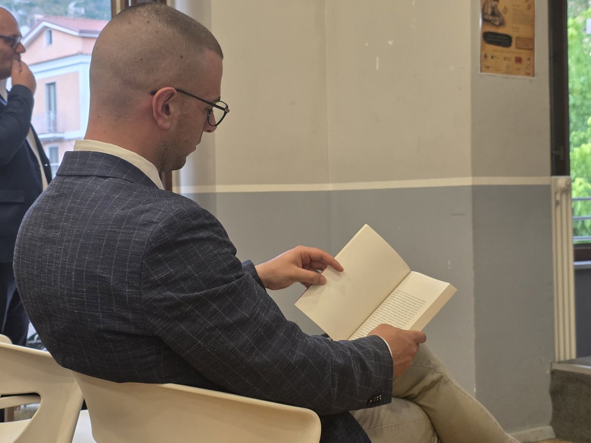 AntoninoSchili9's tweet photo. Negli ultimi anni mi è nata una nuova droga: la lettura. La lettura porta conoscenza, cultura. La cultura, poi, è ciò che rende realmente liberi. 

#lettura #cultura #conoscenza #liberta #antoninoschiliro https://t.co/jAcgbx1jeW
