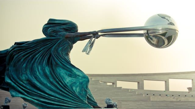 LeoDaVinciWave's tweet photo. This is "The Force of Nature II", a bronze, stainless steel, and aluminum sculpture created by artist Lorenzo Quinn, Qatar. https://t.co/jENmqvVnBY
