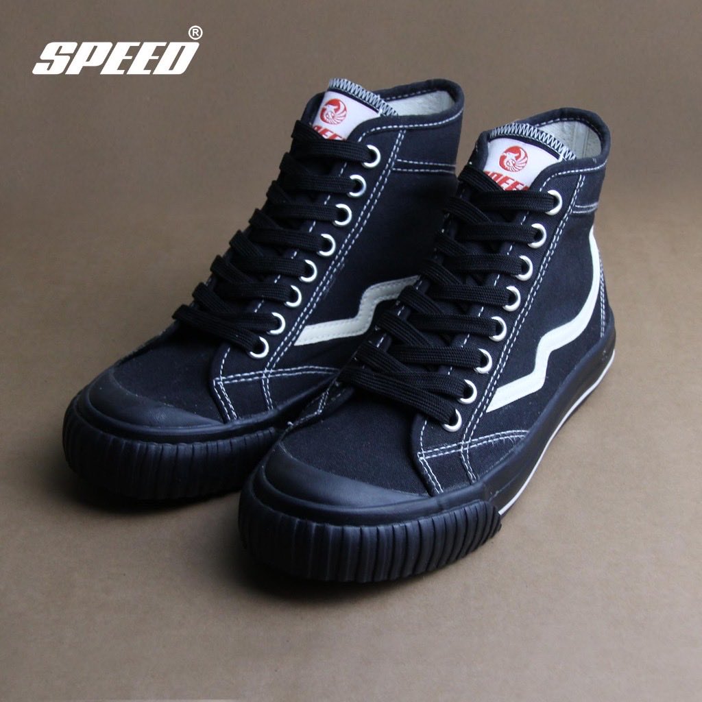 xrebahan's tweet photo. Sepatu lokal murah banget lagi cuci gudang kali ya, masa cuma 50k an 👇
cocok buat anak sekolah ini, buat main juga keren 🙌 

#sepatumurah 

https://t.co/AxM44itHOi https://t.co/DmLjn2tqx0