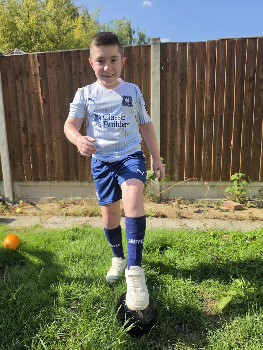 ClaireM73531493's tweet photo. Love the away kit ๐๐๐๐
#argyle #plymouthargyle #pafc #hiddenillness #hiddendisability #thatsmile #coyg https://t.co/BnJtGghL1a