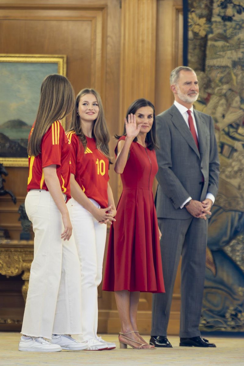 RLetizia2020's tweet photo. 🔴👑NOTICIAS ➡️La Casa del Rey confirma que los Reyes y la Princesa de Asturias y la Infanta Sofía asistirán a la final de la Copa del Mundo de Fútbol que la Selección Española disputará en Nueva York.

Será la primera vez que veamos a la Familia Real en un evento internacional. https://t.co/bcKUrKq9C1