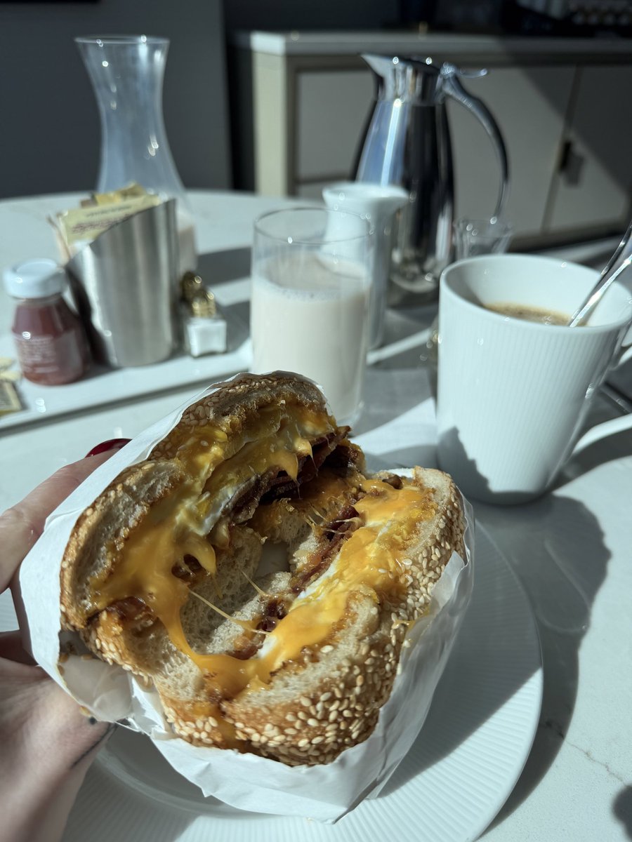 ray_afterparty's tweet photo. Come have a bite.. or i'll eat you 🫣 https://t.co/LBGNxm7Nof