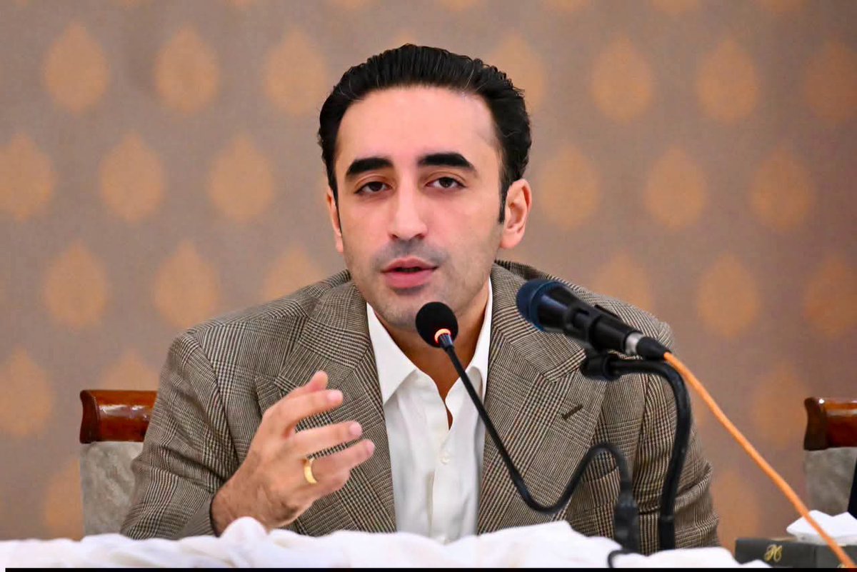 farhan65675016's tweet photo. @BBhuttoZardari @AseefaBZ @PPP_Org @wahidhalepoto
چیئرمین پاکستان پیپلزپارٹی بلاول بھٹو زرداری کا مظفرآباد میں پارٹی کے ٹکٹ ہولڈرز اور عہدیداران سے ملاقات

 #آزاد_کشمیر_کا_نشان_تیر https://t.co/vmVpLuYa8f