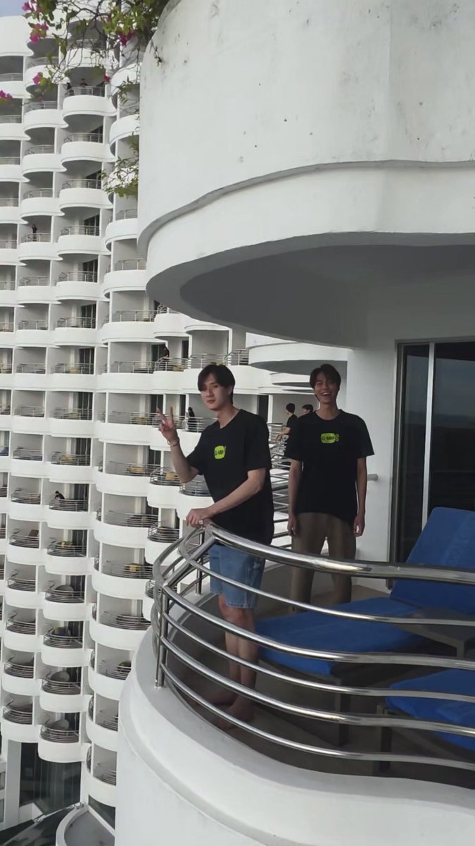 teevithe's tweet photo. dewtee… dewtee… kalian boleh ga update foto outing berdua, tapi kalian masih punya temen di gmm yang bakal ngespill foto foto kalian selama outing😏 makasih buat sky, joong, papii yang berdedikasi disini :33 https://t.co/xxc1L6DwqA