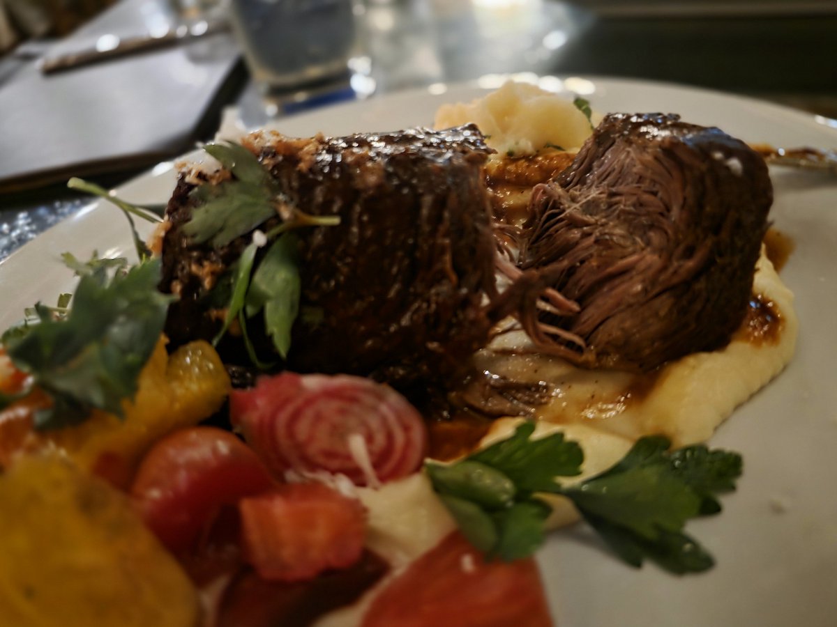 sepg1996's tweet photo. ロサンゼルス流通＆物流視察研修…3日目の夜ごはんは…ロサンゼルスのダウンタウンにある…パーシングスクエアビルの最上階に位置する…フランス風のルーフトップビストロ…PERCH LA（パーチLA）さんで…美味しいお酒と料理をいただきました～😃

#PERCHLA（#パーチLA）
https://t.co/GCZXM8FMLD

PERCH LAの創設者たちは…ダウンタウン・ロサンゼルスの街並みを…一望できる空間を設計し…まるで空を漂っているかのような感覚を…お客様に体験していただけるよう配慮されたそうです☺

高層階に位置するPERCH LA…屋外暖炉…屋上ファイヤーピット…屋内と屋外ダイニングエリア…そして街のスカイラインを一望できるラウンジ席…更に大柄な女性が歌ってくれている曲など…とってもお洒落なお店でしたね～😍

#ロサンゼルス流通
#物流視察研修
#ロサンゼルスのダウンタウン
#パーシングスクエアビルの最上階
#フランス風のルーフトップビストロ
#美味しいお酒と料理
#ロサンゼルスの街並み
#一望できる空間を設計
#まるで空を漂っているかのような感覚
#お客様に体験していただけるよう配慮
#屋外暖炉
#屋上ファイヤーピット
#屋内と屋外ダイニングエリア
#街のスカイライン
#一望できるラウンジ席
#大柄な女性が歌ってくれている曲
#とってもお洒落なお店