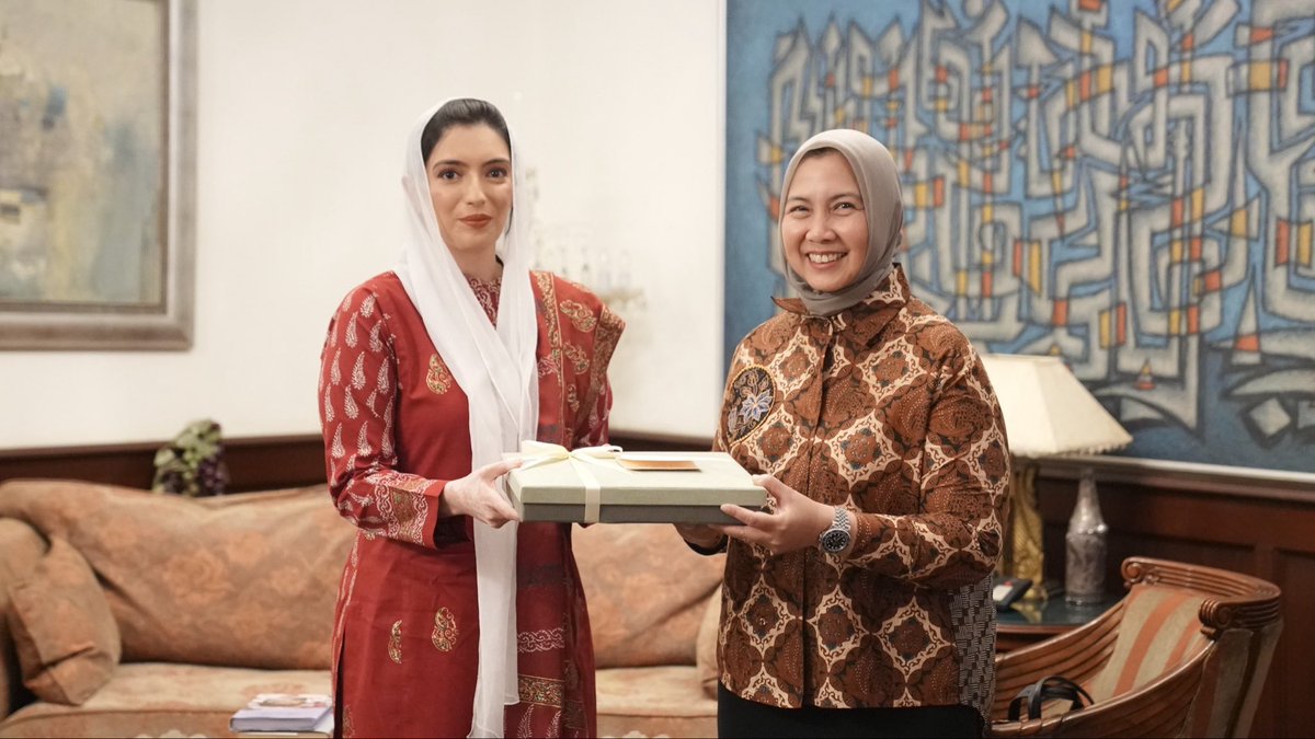 PresOfPakistan's tweet photo. First Lady Bibi @AseefaBZ received the Ambassador of the Republic of Indonesia to Pakistan, His Excellency Mr. Chandra Warsenanto Sukotjo, who called on her at Bilawal House, Karachi, today. The Ambassador was accompanied by his spouse.

Welcoming the Ambassador and his spouse to Karachi, the First Lady congratulated him on the successful organisation of the Pakistan-Indonesia Investment Forum in Karachi and appreciated his efforts to further strengthen bilateral economic engagement.

The First Lady observed that Pakistan and Indonesia enjoy longstanding and friendly relations founded on mutual respect, shared values, and close cooperation. She said that the two countries have consistently supported each other and worked together to promote peace, development, and prosperity in the region and beyond.

Recalling the historical bonds between the two nations, the First Lady said that Indonesia’s founding President, Dr. Ir. Sukarno, shared a close personal friendship with her grandfather, Shaheed Zulfikar Ali Bhutto. She noted that both leaders were united by their commitment to the dignity of newly independent nations, Asian solidarity, and a more equitable international order. Their friendship, she remarked, imparted added warmth and depth to Pakistan-Indonesia relations and continues to inspire efforts to further strengthen the partnership between the two countries.

During the meeting, the two sides exchanged views on expanding cooperation in trade and investment, agriculture, education, healthcare, technology transfer, vaccine development, women entrepreneurship, tourism, cultural exchanges, and people-to-people contacts.

The First Lady underscored the importance of enhancing agricultural cooperation, noting that Indonesia remains an important destination for Pakistan’s rice exports, particularly premium rice produced in Sindh. She welcomed the ongoing efforts of both governments to revive the Government-to-Government rice cooperation framework, expressing confidence that it would further strengthen agricultural collaboration and create new opportunities for farmers and exporters. She also highlighted the significance of continued cooperation in palm oil and other agricultural commodities for the mutual benefit of both countries.

Highlighting opportunities for future collaboration, the First Lady said that agriculture, food security, women-led entrepreneurship, education, and stronger people-to-people exchanges offer considerable potential for further broadening bilateral cooperation. She also expressed interest in benefiting from Indonesia’s successful experience in family planning and population management, as well as expanding cooperation in healthcare, including technology transfer, vaccine development, and Pakistan’s ongoing efforts towards the eradication of polio.

The Ambassador briefed the First Lady on his recent visit to various parts of Sindh and shared his positive impressions of the province’s agricultural, economic, and investment potential. He reaffirmed Indonesia’s commitment to further strengthening bilateral cooperation, particularly in trade, agriculture, palm oil, rice, investment, healthcare, and cultural exchanges.

The Ambassador also presented the First Lady with a commemorative publication containing infographics and historical timelines depicting the evolution of Pakistan-Indonesia relations.

The First Lady asked the Ambassador to convey her warm greetings and best wishes to the Government and the people of Indonesia. She expressed confidence that the friendship between Pakistan and Indonesia would continue to flourish and that the two countries would further expand cooperation across diverse fields for the mutual benefit of their peoples.
