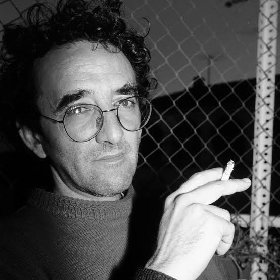 knbaraldi's tweet photo. Hoy, 15 de julio, se conmemora el aniversario de la muerte de Roberto Bolaño.

«El silencio de la muerte es el peor de los silencios, porque el silencio rulfiano es un silencio aceptado y el rimbauldiano es un silencio buscado, pero el silencio de la muerte es el que corta de tajo lo que pudo ser y nunca más va a poder ser, lo que no sabremos jamás. No sabremos nunca si Büchner hubiera sido más grande que Goethe o no; yo creo que sí, pero no lo sabremos nunca. No sabremos jamás que habría podido escribir Büchner a los 30 años. Y eso mismo se extiende en todo el planeta como una mancha, una enfermedad atroz que de alguna u otra manera pone en jaque nuestras costumbres, nuestras certezas más arraigadas.»

[Entrevista con Eliseo Álvarez
Revista Turia, Teruel, junio de 2005

Hermosa foto de Ángela Bonadies.]

Texto completo: https://t.co/Mr6fqVg9an
