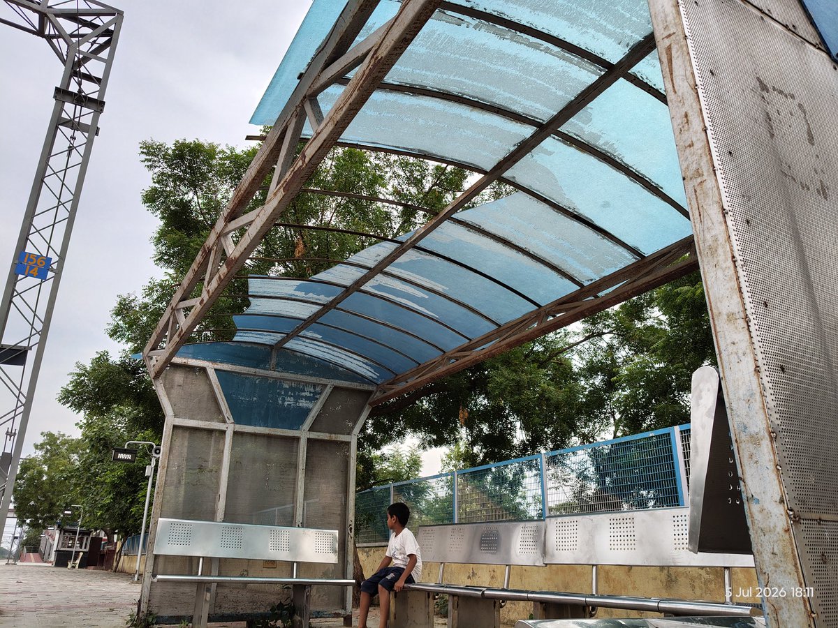 RSatnali's tweet photo. SATNALI Rly Stn की फाइबर हटों की छतें उखड़ चुकी हैं, ये न धूप से बचाती हैं, न बारिश से इन्हें यात्री शेल्टर मानना उचित नहीं
कृपया इनके स्थान पर stn भवन के सामने पर्याप्त लंबाई का pltfrm शेल्टर बनाकर यात्रियों को वास्तविक सुविधा प्रदान करें @RailwaySeva @GMNWRailway @drmbikaner https://t.co/GZg0kga7fB