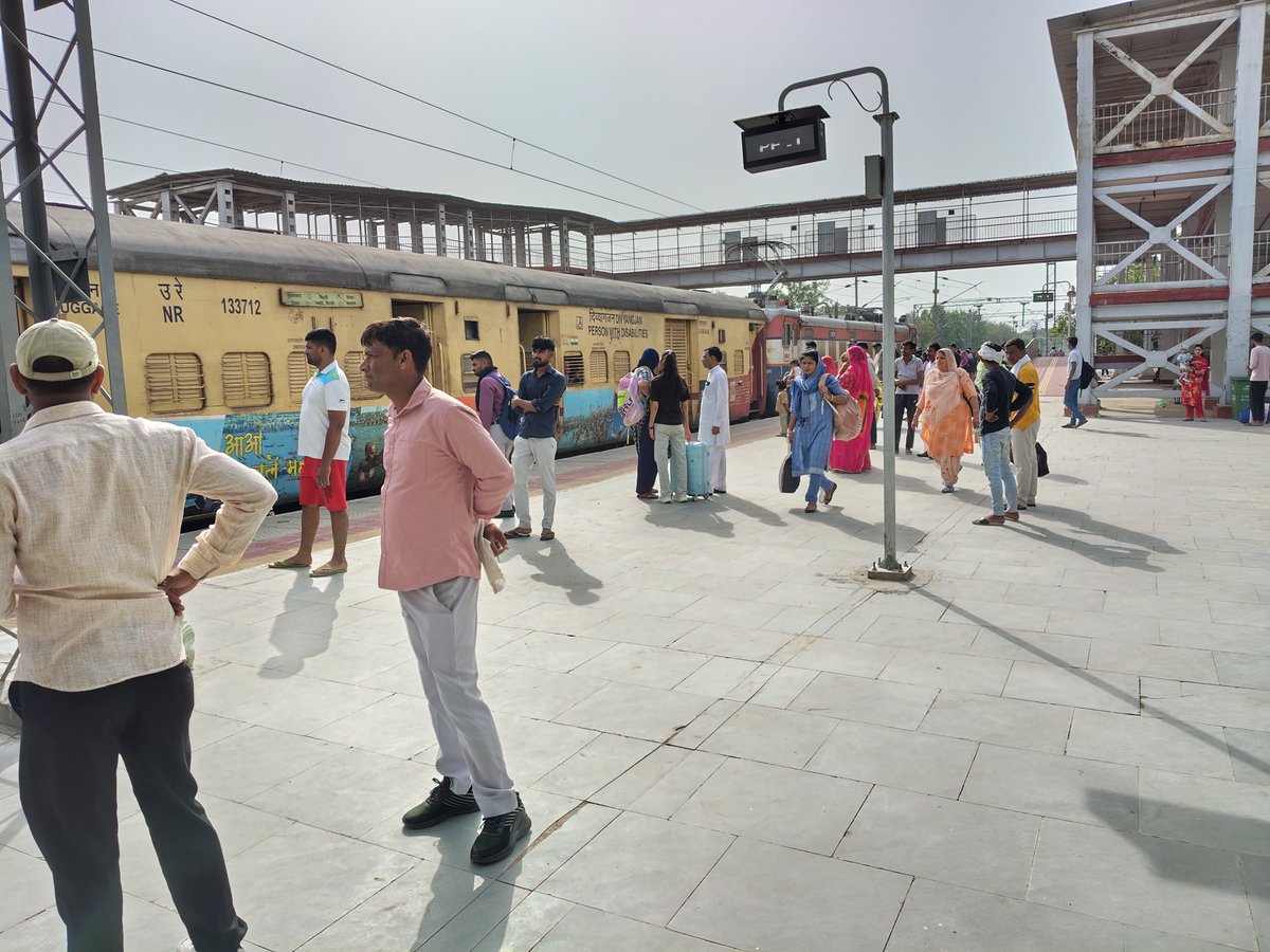 RSatnali's tweet photo. SATNALI Rly Stn की फाइबर हटों की छतें उखड़ चुकी हैं, ये न धूप से बचाती हैं, न बारिश से इन्हें यात्री शेल्टर मानना उचित नहीं
कृपया इनके स्थान पर stn भवन के सामने पर्याप्त लंबाई का pltfrm शेल्टर बनाकर यात्रियों को वास्तविक सुविधा प्रदान करें @RailwaySeva @GMNWRailway @drmbikaner https://t.co/GZg0kga7fB