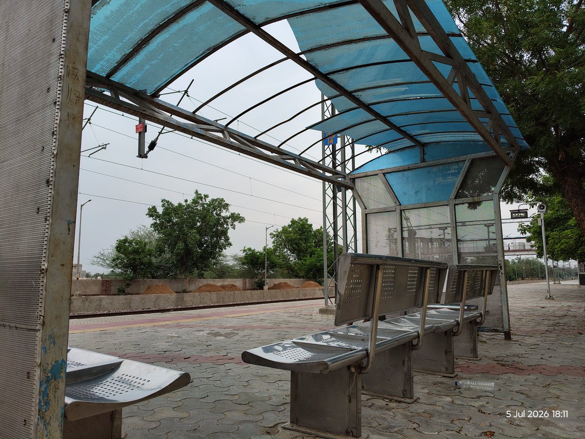 RSatnali's tweet photo. SATNALI Rly Stn की फाइबर हटों की छतें उखड़ चुकी हैं, ये न धूप से बचाती हैं, न बारिश से इन्हें यात्री शेल्टर मानना उचित नहीं
कृपया इनके स्थान पर stn भवन के सामने पर्याप्त लंबाई का pltfrm शेल्टर बनाकर यात्रियों को वास्तविक सुविधा प्रदान करें @RailwaySeva @GMNWRailway @drmbikaner https://t.co/GZg0kga7fB