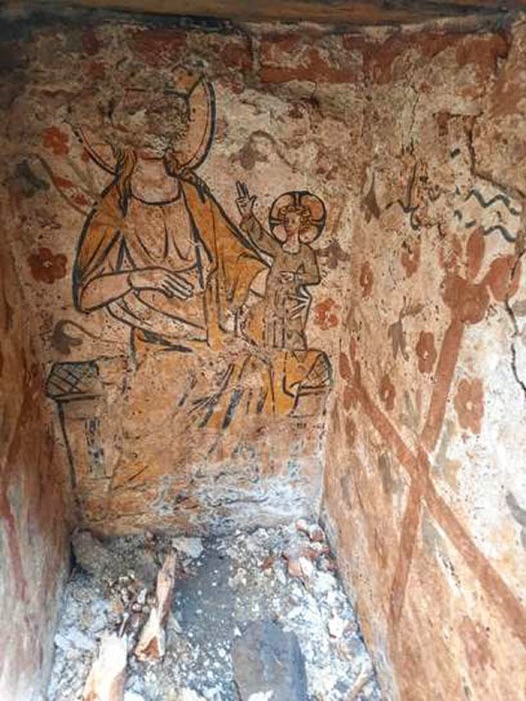 xmuse_'s tweet photo. Beneath the streets of Bruges, archaeologists uncovered a painted 14th‑century burial vault during excavations in 2021. 

Hidden for over 600 years near the Church of Our Lady, its angels, Crucifixion scene, and Virgin Mary still survive with striking clarity. https://t.co/INYOB8myni