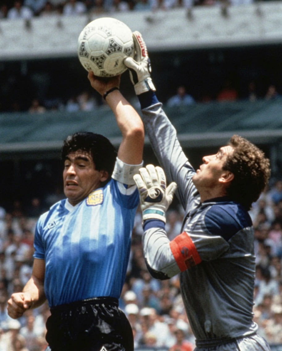 taci_kalkavan's tweet photo. Dünyanın gelmiş geçmiş en büyük topçusu Maradona'dır. 
Gerçek futbol gurmeleri istatistiklere bakmaz. Biz  topu ayağına aldığında zamanın nasıl durduğuna bakarız. Biz bir oyuncunun sadece maç değil, bir ülkenin kaderini, bir şehrin ruhunu nasıl değiştirdiğine bakarız. 
Biz futbol değil sanat eseri izledik.
Kısaca;
Ya Maradona izlemişsindir...
Ya da istatistik konuşursun.