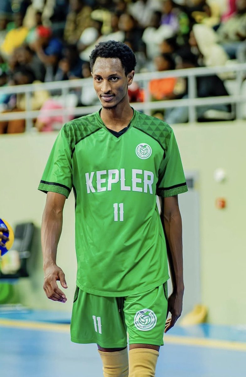 kigalitoday's tweet photo. Byiringiro Patrick wakiniraga KEPLER yitabye Imana

Inkuru y’incamugongo yazindukiye mu matwi y’abakunzi ba Volleyball mu Rwanda nyuma y’urupfu rwa Byiringiro Patrick wari umukinnyi wa Kepler VC.

Inkuru y’urupfu rwa Byiringiro Patrick wari umukinnyi wa Kepler VC, yasakaye muri iki gitondo aho yari arwariye mu bitaro byitiriwe umwami fayisari (King Faisal Hospital).

Byiringiro w’imyaka 23 yari asanzwe ari umunyeshuri n’umukinnyi w’ikipe ya Kepler volleyball club aho yayigezemo muri 2023. Hari hashize iminsi micye Patrick Byiringiro yumvikanye n’ikipe ya APR VC kuyikinita guhera mu mwaka utaha w’imikino.

Patrick yitabye imana azize uburwayi nkuko bitangazwa nabo mu muryango we nubwo uburwayi yari afite butaramenyekana neza.

https://t.co/P2NMgvzZFk