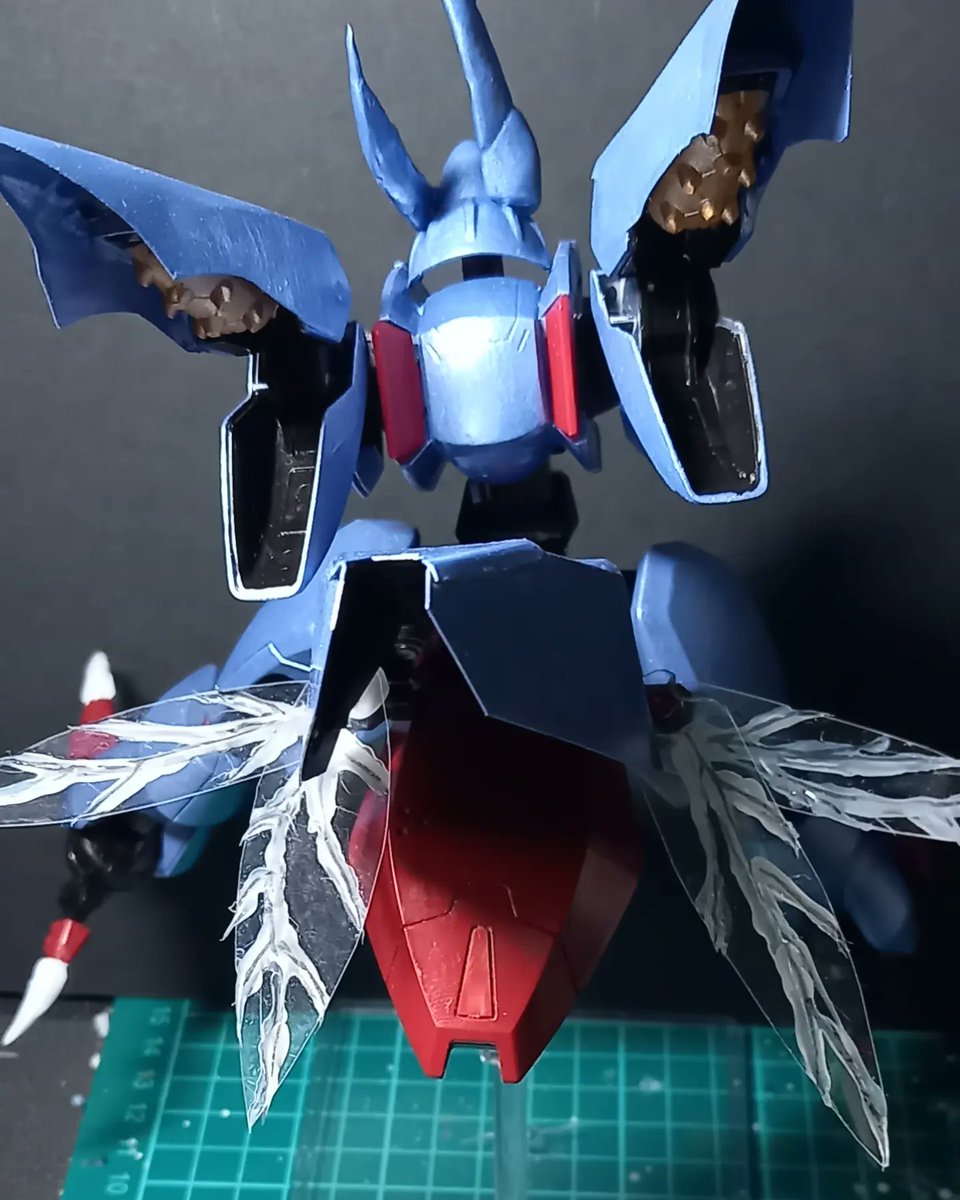 fpdbGLODQkd23Ax's tweet photo. #聖戦士ダンバイン
#ダンバインファンアート
#オリジナルオーラバトラー
⚫かってに新作ダンバイン！
「リィバイストン・ウェルのオーラバトラー」
またまたプラモデルを生成AIで作成してもらいました
正面からだと解りづらい「収納式の翅と展開形オーラコンバーター」の写真も付けておく https://t.co/sGNiJ05SUJ
