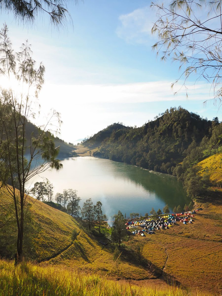 minggpakeo's tweet photo. Dari tempat ini masih kuingat betapa menyebalkannya dirimu di jalur menuju ranu kumbolo selepas pos 3 saat itu, ingin rasanya ku tinggalkan dan segera ku bergabung dengan reka lainnya. Namun ditengah perjalanan itu aku sadar, aku mencintaimu tanpa “tapi”. https://t.co/aImxWQawaK
