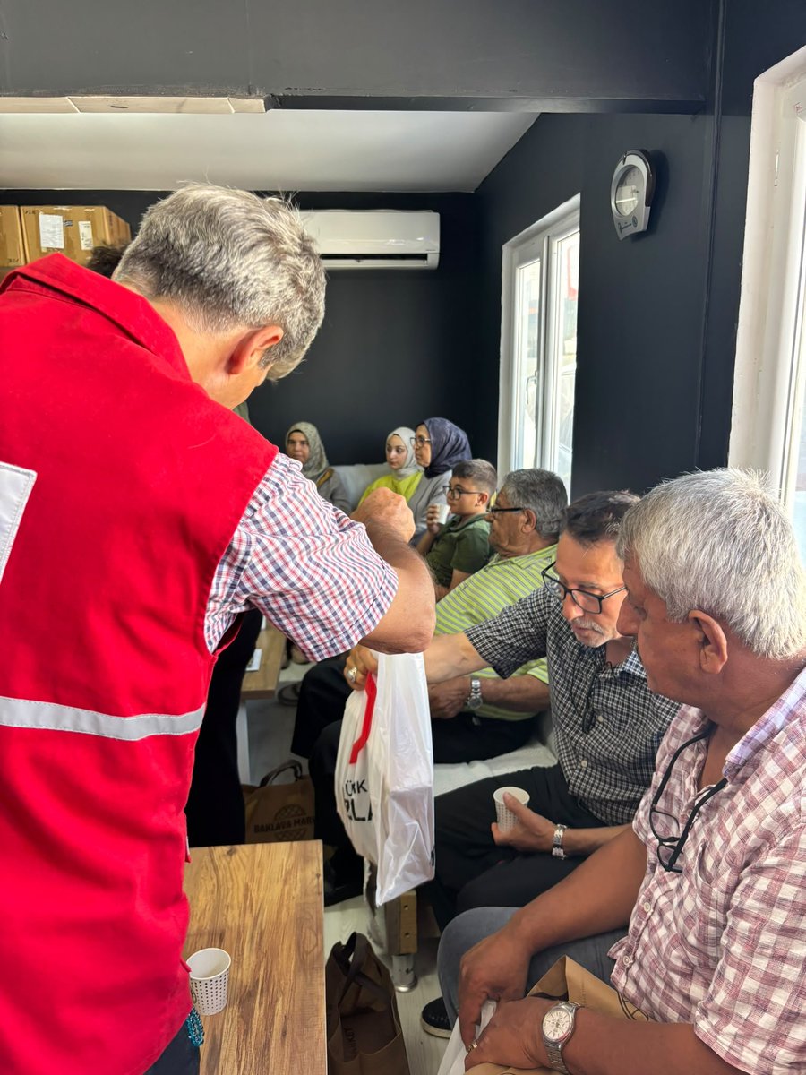 TKHataySubesi's tweet photo. Kızılay Hatay İl Merkezi ekiplerimiz,​15 Temmuz Demokrasi ve Millî Birlik Günü anma programları kapsamında;aziz şehitlerimizin bizlere emaneti değerli ailelerini ve kahraman gazileri ziyaret etti.Baklava Market'in katkılarıyla hazırlanan tatlıları ve hediyelerimizi takdim ettik https://t.co/kv87BMOdto