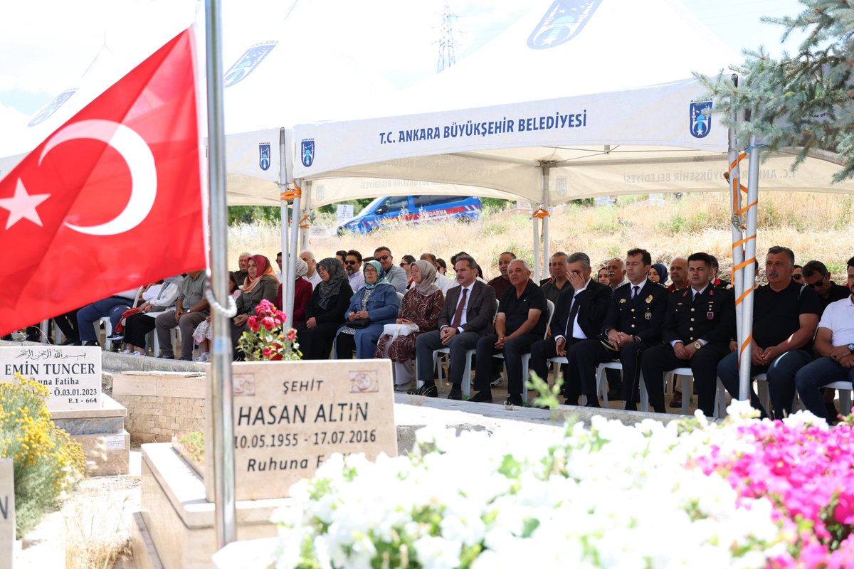 MamakKymkmligi's tweet photo. 🇹🇷 15 Temmuz Demokrasi ve Milli Birlik Günü dolayısıyla Ortaköy Mezarlığı'nda şehitlerimizi anma programı gerçekleştirildi. 

Program kapsamında, 15 Temmuz şehitlerimiz kabirleri başında Kur'an-ı Kerim tilaveti ve dualarla yâd edildi.

Programa; aziz şehitlerimizin muhterem aileleri, Kaymakamımız Mehmet Nebi Kaya, Belediye Başkanı Veli Gündüz Şahin, kahraman gazilerimiz, belediye başkan yardımcıları, kurum amirleri, siyasi parti temsilcileri, sivil toplum kuruluşlarının temsilcileri, muhtarlar ve çok sayıda vatandaşımız katıldı.