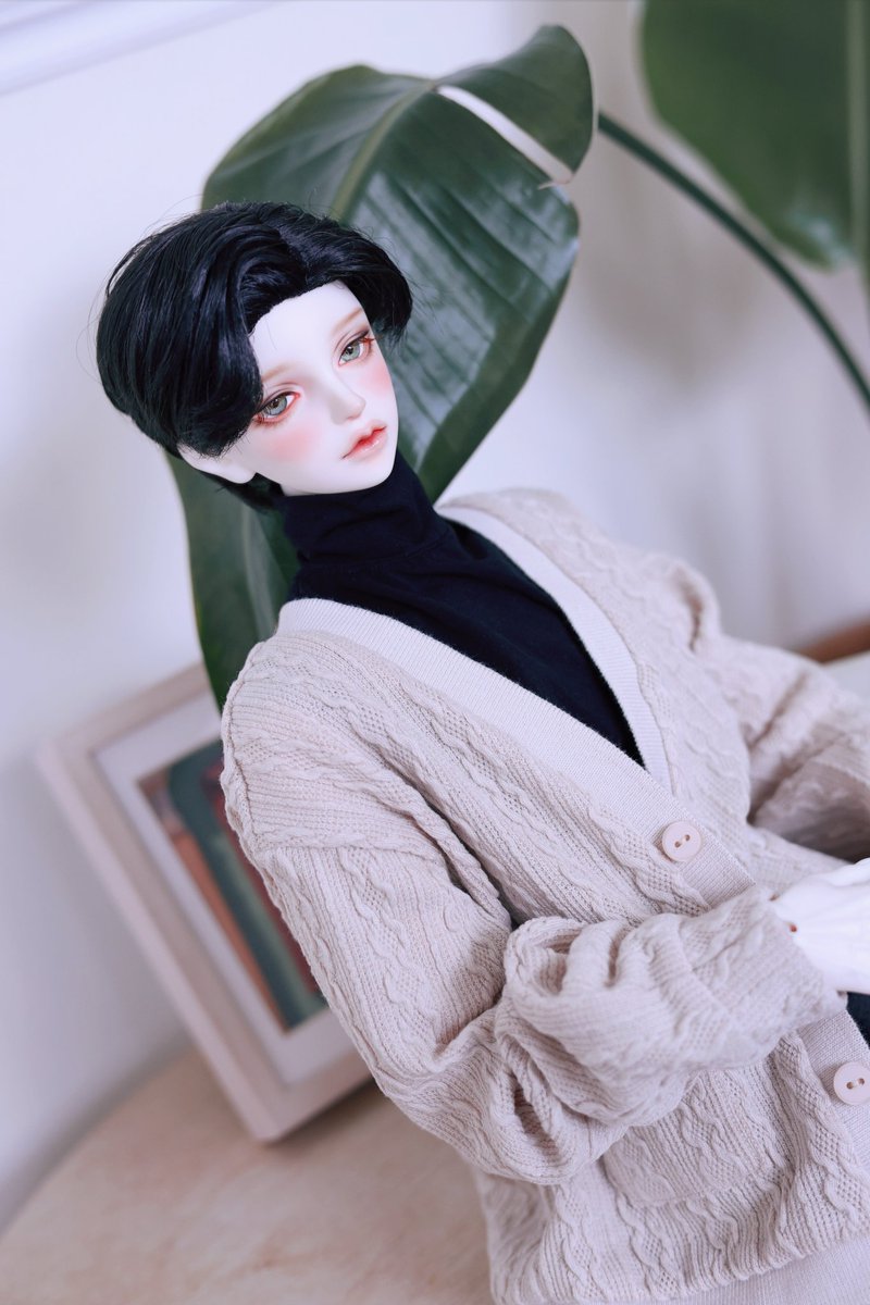 HiJi_s22's tweet photo. 금발일땐 루드비히, 그리고 흑발은 청순한 동경🤭 https://t.co/j8uKahHn4v