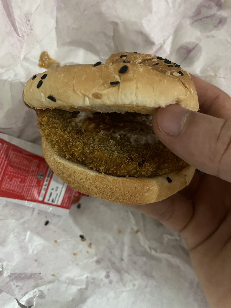 rohit0991's tweet photo. @Swiggy Swiggy is scamming the customer, i have bought 4 burger double cheese, no cheese at all in any burger also no method to contact them as their bot close tickets inappropriately https://t.co/hxsCHWno8m